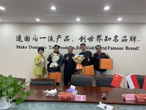 ข่าวล่าสุดของบริษัทเกี่ยวกับ ลูกค้าอินโดนีเซียเยี่ยมโรงงานซินเว่ย