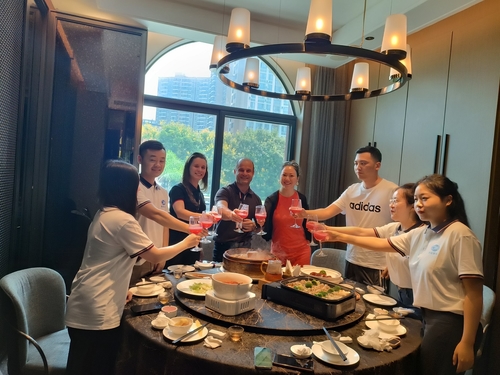 ข่าวล่าสุดของบริษัทเกี่ยวกับ ลูกค้าชาวบราซิลเยี่ยมโรงงานซินเว่ย