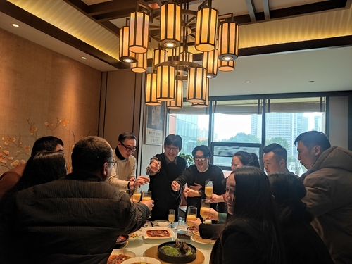 ข่าวล่าสุดของบริษัทเกี่ยวกับ ลูกค้าชาวเกาหลีเยี่ยมชมโรงงาน Xinwei