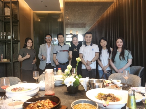 ข่าวล่าสุดของบริษัทเกี่ยวกับ ลูกค้าชาวเวียดนามเยี่ยมชมโรงงาน Xinwei
