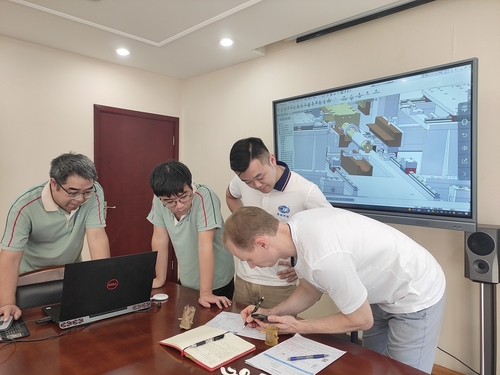 ข่าวล่าสุดของบริษัทเกี่ยวกับ ลูกค้าชาวรัสเซียเยี่ยมชมโรงงาน Xinwei